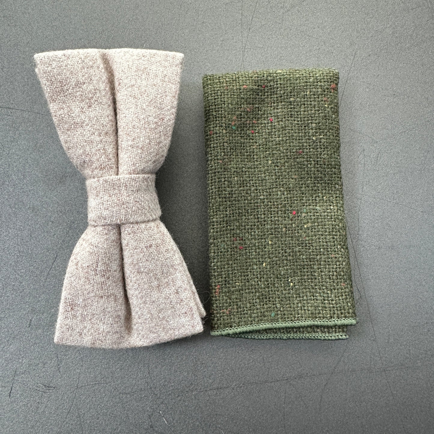 A cream wool bow tie for men and a green wool pocket square ideal for weddings, grooms, and groomsmen gifts. The set comes with free grift wrap for instant gifts for men.