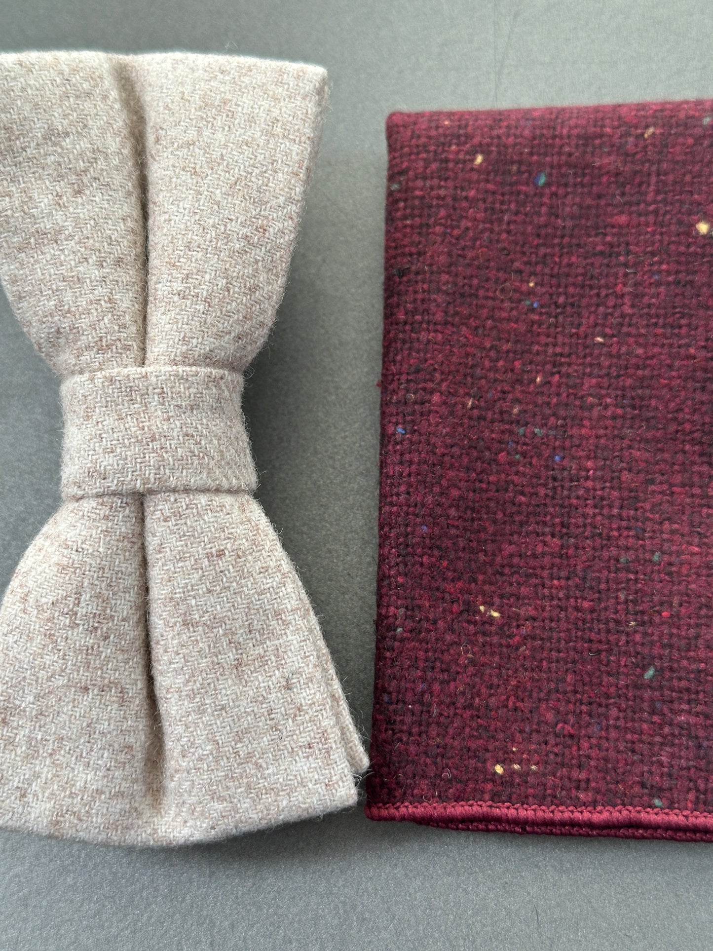 A cream wool bow tie for men and a red wool pocket square ideal for weddings, grooms, and groomsmen gifts. The set comes with free grift wrap for instant gifts for men.