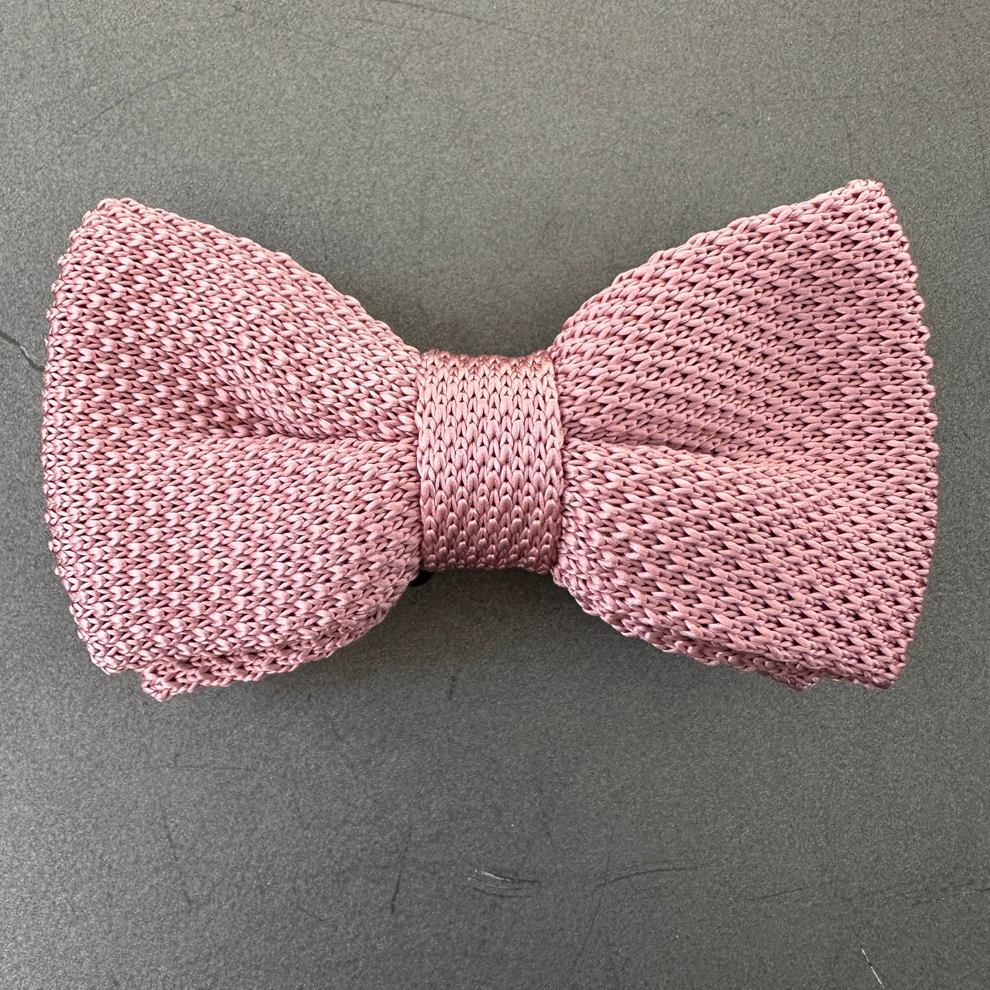 Elegant knitted tie in dusky pink – perfect for groomsmen gifts