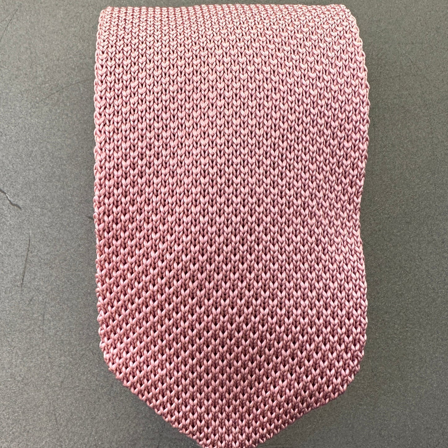 Groom’s dusky pink tie and pocket square set for a stylish wedding look