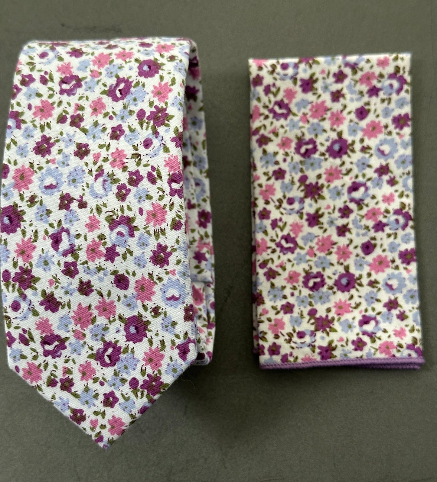 A purple floral mens tie and matching lilac pocket square set for weddings.