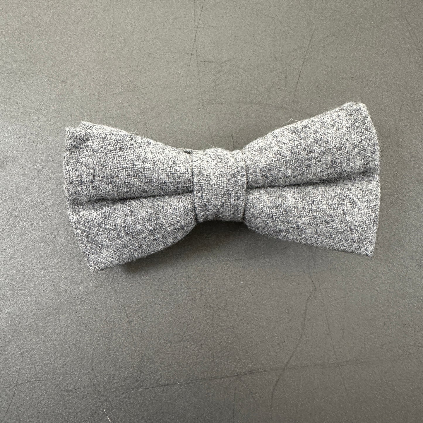 A grey men's bow tie for all occasions. The bow tie is made in wool and is pre-tied.