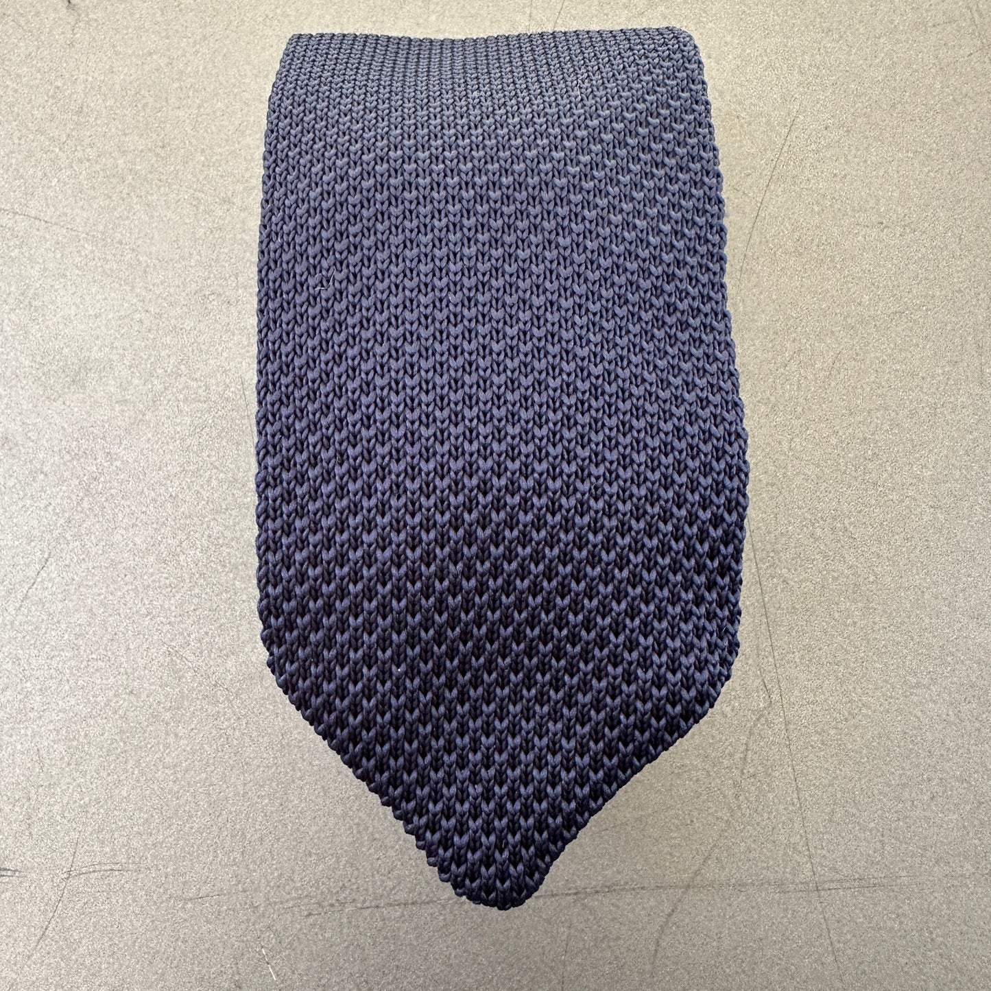 Blue knitted tie and matching pocket square for men – a great gift option, with free gift wrap included. Perfect for weddings and special occasions.