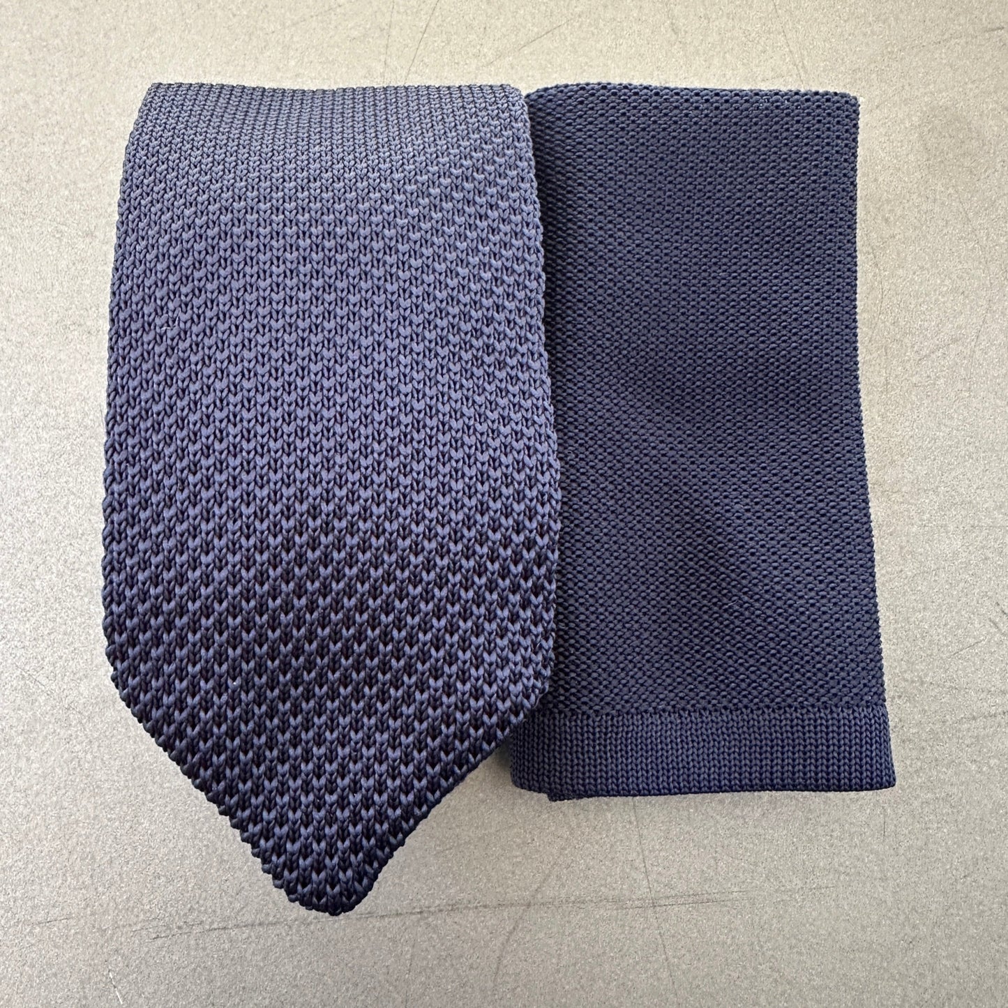 Blue knitted tie and pocket square for men – a perfect gift with free gift wrapping included. Ideal for weddings, groomsmen, and formal occasions.