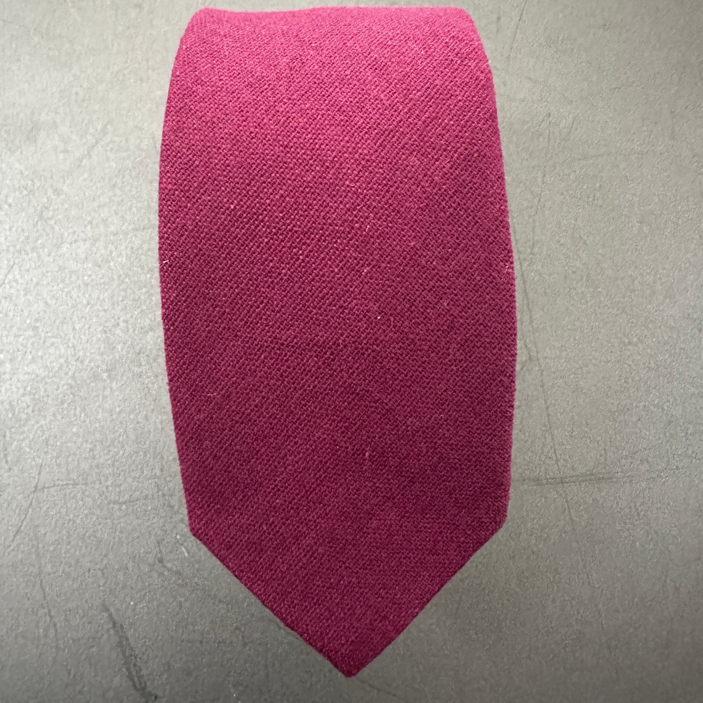 A deep red tie which is part of a tie and pocket square set in cotton which is an ideal mens gift or groomsmen gift. The set comes with free gift wrap.