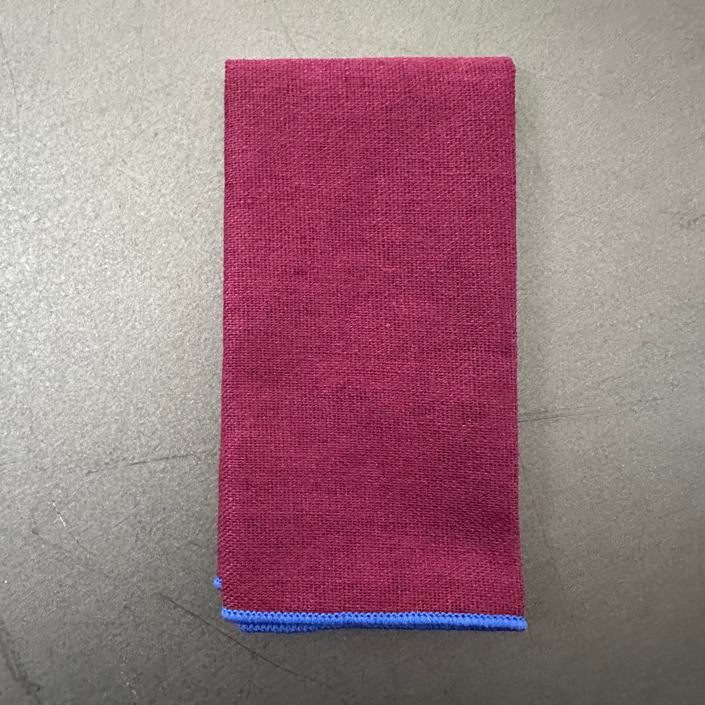 A deep red tie pocket square which is part of a matching tie set in cotton which is an ideal mens gift or groomsmen gift. The set comes with free gift wrap. This pocket square makes an excellent EDC hank.