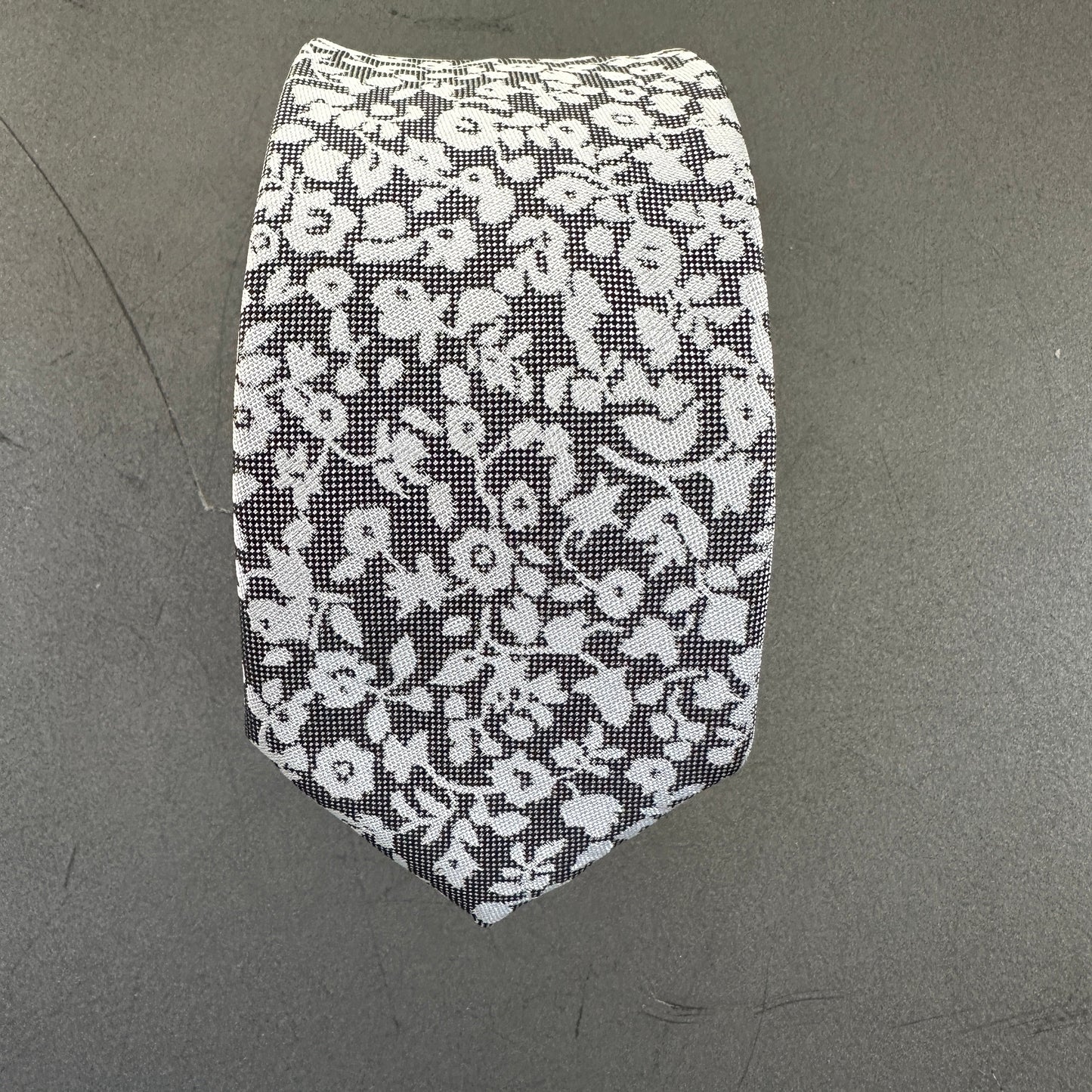 Light silver grey floral tie – 6cm men's wedding and formal tie.