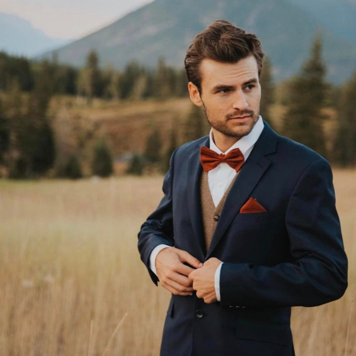 
ChatGPT said:
A man at a wedding wearing a burnt orange bow tie and matching rust pocket square. The perfect wedding bow tie or men's gift, beautifully wrapped for Christmas.