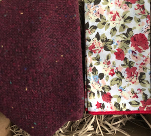 A red, flecked men's tie and pink rose pocket square. THe tie is made in wool and has blue, yellow and red flecks in the wool. The ties comes with free shipping and gift wrapping. Handmade by Daisy and Oak Studio.