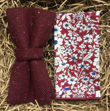Load image into Gallery viewer, A burgundy red men&#39;s bow tie and cotton floral pocket square ideal for weddings and formal events. The set includes free gift wrapping and is handmade at the Daisy and Oak Studio