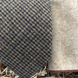 A houndstooth men's neckitie in tweed wool with beige pocket square. The tie set comes gift wrapped and makes an ideal present for men for Christmas, for groomsmen and as a wedding tie.