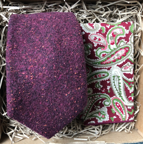 A purple/ burgundy flecked wool men's necktie and paisley red pocket square set. The item comes gift wrapped and so is perfect for a man's Christmas gift, secret Santa or as groomsman tie sets.