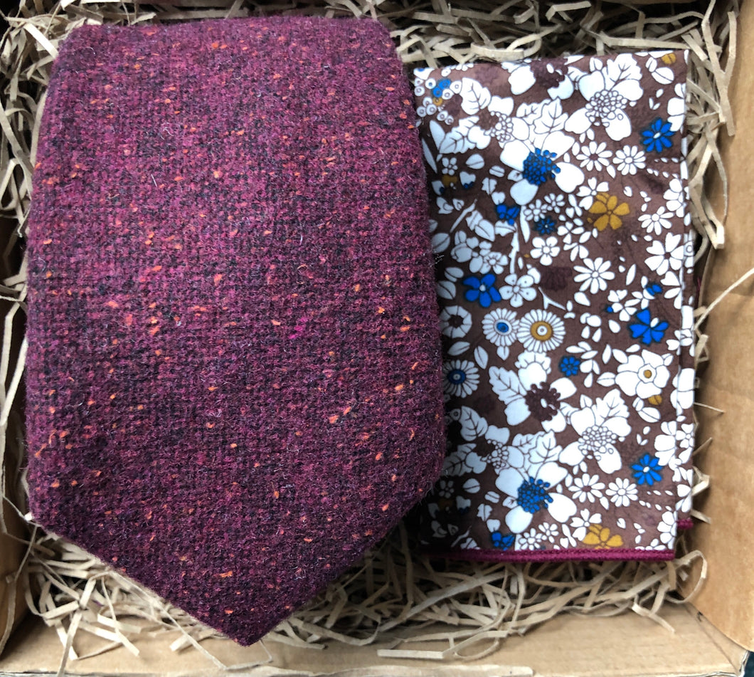 A burgundy red, flecked wool tie and a floral pocket square. The item comes gift wrapped and so is perfect for a man's Christmas gift, secret Santa or as groomsman tie sets.