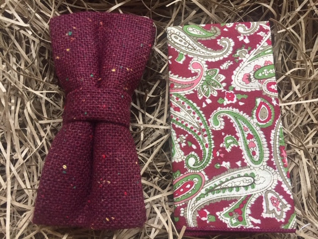 A burgundy red flecked wool bow tie and paisley pocket square. THis bow tie set comes with free gift wrapping and is the perfect gift for men, grooomsmen gift and wedding bow tie. The set is handmade at the Daisy and Oak Studio.