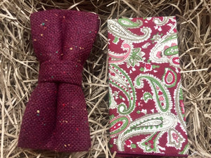 A burgundy red flecked wool bow tie and paisley pocket square. THis bow tie set comes with free gift wrapping and is the perfect gift for men, grooomsmen gift and wedding bow tie. The set is handmade at the Daisy and Oak Studio.