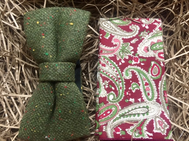 A moss green wool bow tie and a burgundy paisley pocket square. The set comes with free gift wrapping and is perfect for weddings, men's gifts, and groomsmen gifts. We make the bow ties by hand at Daisy and Oak Studio