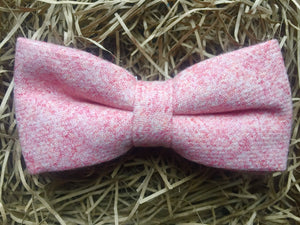 A pink wool bow tie by Daisy and Oak Studio. The bow tie is pre-tied and comes gift wrapped so is perfect as a man's Christmas gift, a blush wedding bow tie or groomsmen gifts.