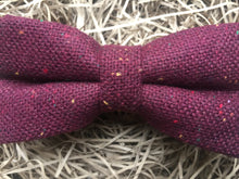 Load image into Gallery viewer, A red men&#39;s flecked wool tie. This bow tie is ideal for grooms and wedding guest ties. The bow tie is handmade by Daisy and Oak Studio and is gift wrapped to a stunning. men&#39;s gift.