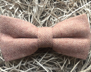 A pre-tied camel brown bow tie in wool. The bow tie comes with free gift wrapping and so is a perfect mens gift, grooms tie or groomsman gifts. It can also be used as a man's  secret Santa gift