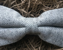 Load image into Gallery viewer, A grey herringbone bow tie Ideal for a wedding, groomsmen gifts, men’s gifts, secret Santa gifts, The tie set comes with free gift wrapping and is handmade in the Daisy and Oak Studio, UK