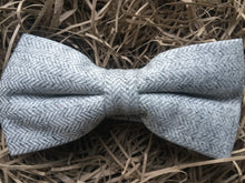 Load image into Gallery viewer, A grey herringbone bow tie Ideal for a wedding, groomsmen gifts, men’s gifts, secret Santa gifts, The tie set comes with free gift wrapping and is handmade in the Daisy and Oak Studio, UK