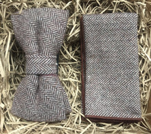 Load image into Gallery viewer, The mangrove herringbone bow tie and pocket square in wool. This is a broen bow tie set and come with free gift wrapping making the set ideal as a men&#39;s gift. The set is hand-made at the Daisy and Oak Studio
