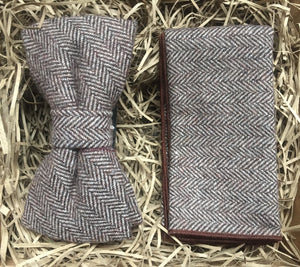 The mangrove herringbone bow tie and pocket square in wool. This is a broen bow tie set and come with free gift wrapping making the set ideal as a men's gift. The set is hand-made at the Daisy and Oak Studio