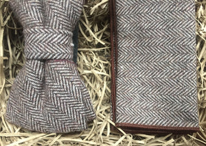 The mangrove herringbone bow tie and pocket square in wool. This is a broen bow tie set and come with free gift wrapping making the set ideal as a men's gift. The set is hand-made at the Daisy and Oak Studio