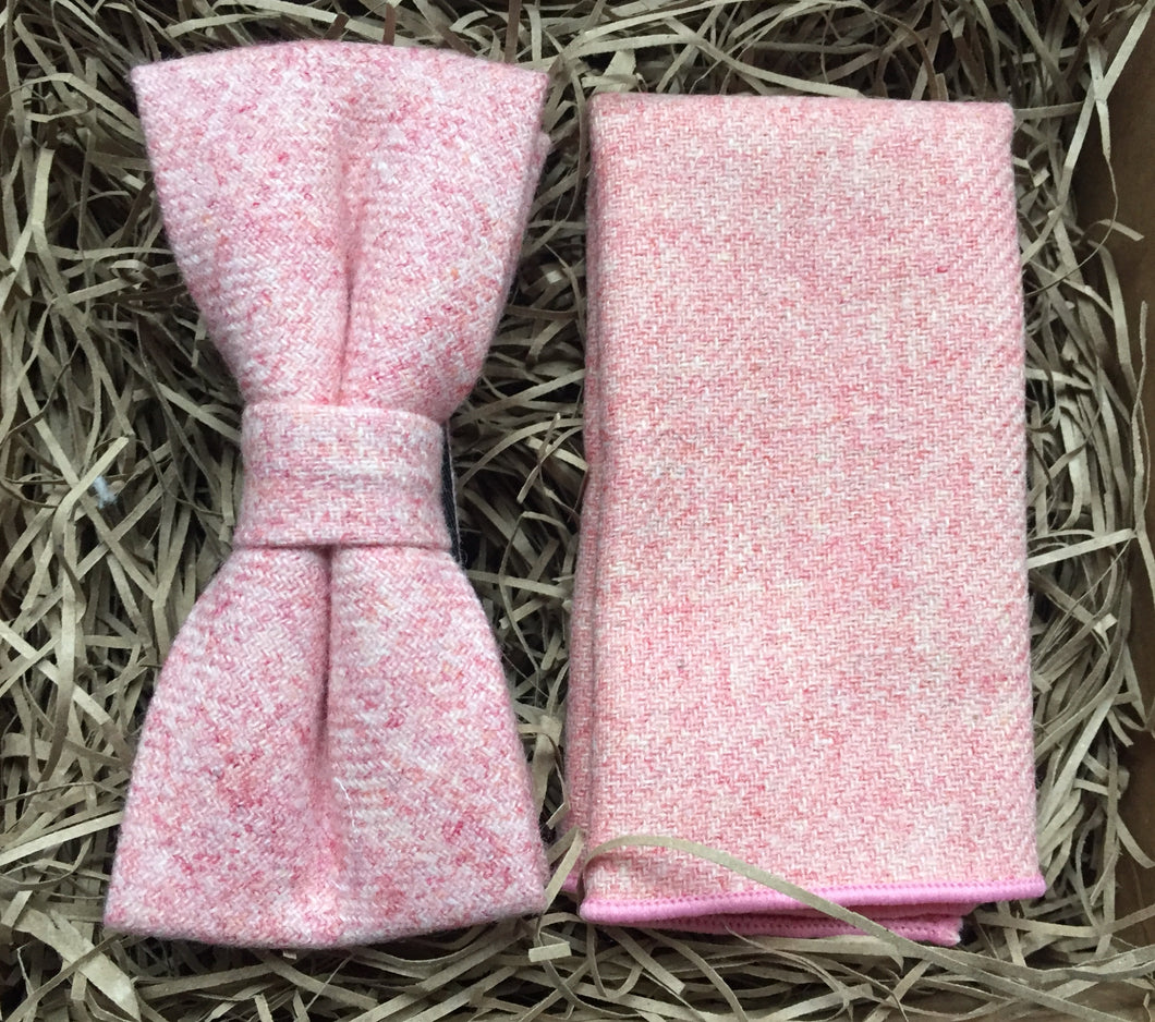 A blush pink wool bow tie and pocket square by Daisy and Oak Studio. The bow tie and pocket square come beautifully gift wrapped and is the perfect wedding tie, grooms or groomsman gift. 