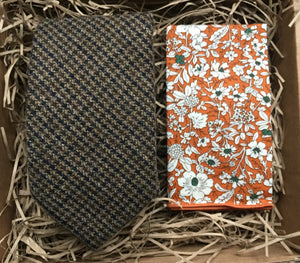 A brown knitted men's necktie paired with an orange floral pocket square. The tie and handkerchief set come beautifully gift wrapped. Gift wrapping is free andthis is the perfect wedding tie, groomsman gift or men's Christmas present. 