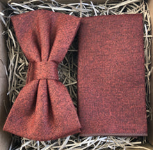 Load image into Gallery viewer, A burnt orange men&#39;s bow tie and pocket square in cotton. The bow tie set makes a perfect men&#39;s Christmas gift or wedding tie. The tie is gift wrapped.