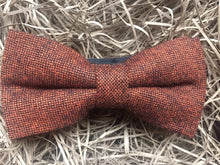Load image into Gallery viewer, Men&#39;s burnt orange wool bow tie. His bw tie is perfect for weddings and also comes in a tie set. The bow tie is handmade in the Daisy and Oak Studio, UK.