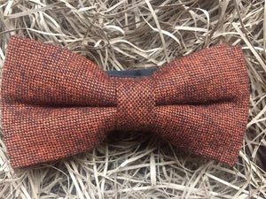 Men's burnt orange wool bow tie. His bw tie is perfect for weddings and also comes in a tie set. The bow tie is handmade in the Daisy and Oak Studio, UK.