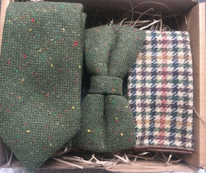 An olive green mens flecked wool tie, bow tie and check pocket square. THe set is the perfect gift for men and comes with free gift wrapping. The moss set is handmade at Daisy and Oak Studio, UK